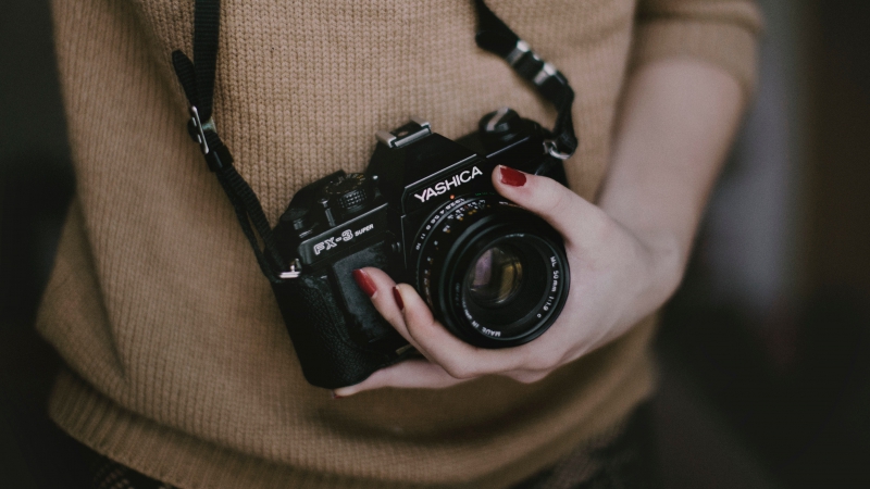 photographe-ST VALLIER DE THIEY-min_woman-camera-photography-photographer-slr-dslr-319-pxhere.com